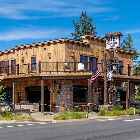 Ski Inn Taphouse Hotel Сістерс Екстер'єр фото